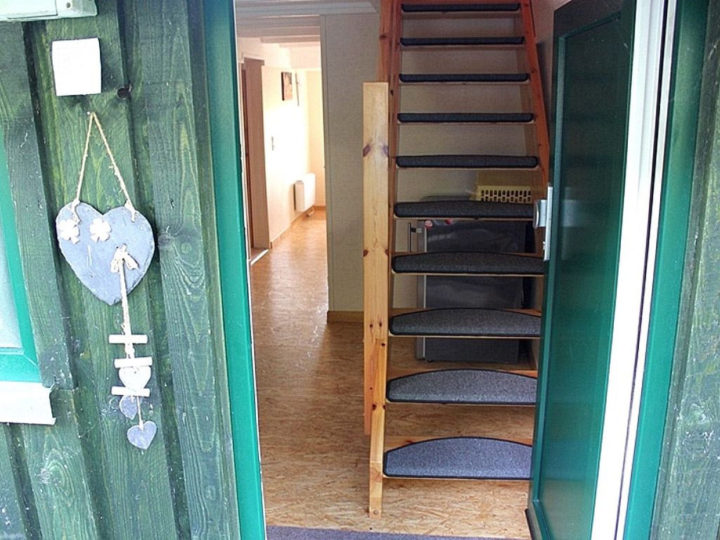 Eingang und Treppe zum Wohnraum