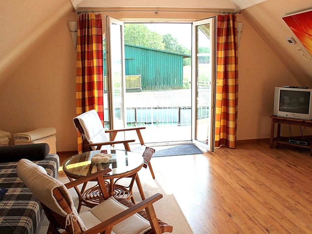 Wohnraum mit Balkon und TV