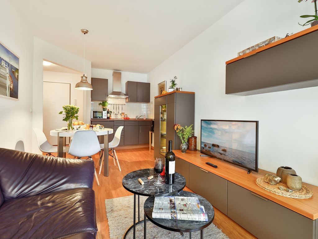 Wohnzimmer mit Blick in die Küche