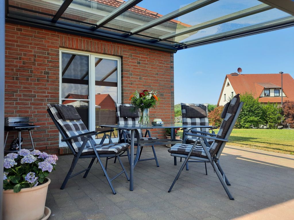 überdachte Terrasse, Sonnenschutz mit Fernbedienung möglich