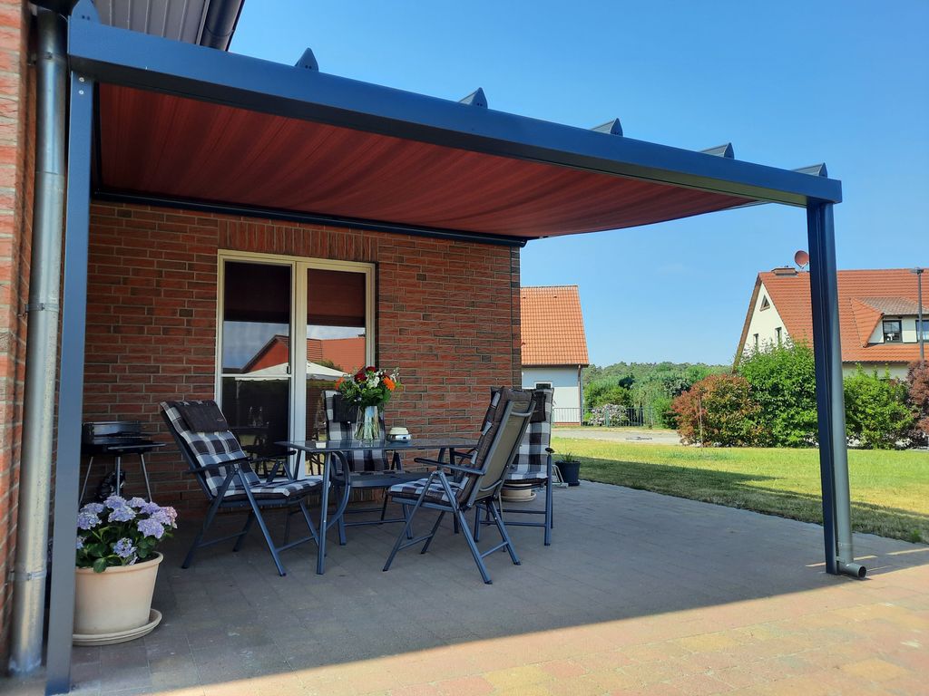 überdachte Terrasse mit Sonnenschutz