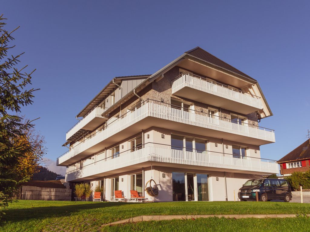 Die WaldFunkeln LODGE ist die perfekte Unterkunft für eine erholsame Auszeit in Hinterzarten. Wir bieten Euch insgesamt 13 einzigartige Ferienwohnungen im Schwarzwald. Alle unsere Ferienwohnungen haben wir mit Liebe zum Detail eingerichtet  die Unterkünfte sind außergewöhnlich und individuell, genau wie unsere Gäste!