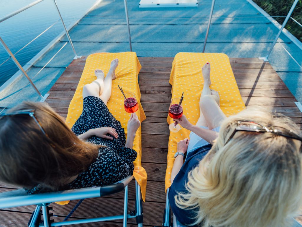 Urlaubsfeeling pur: Die Terrasse mit Liegen
