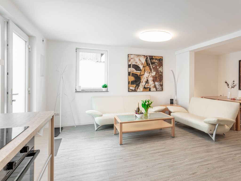 Wohnraum mit offener Küche & Kamin