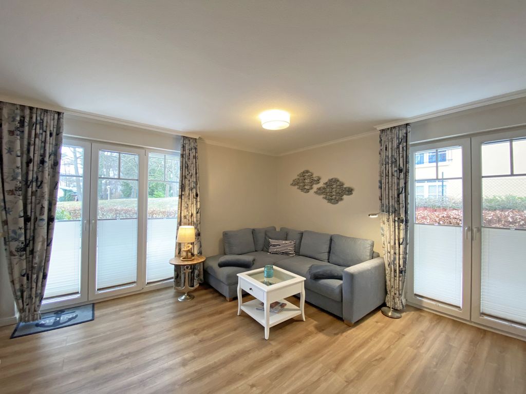 Wohnzimmer mit gemütlicher Couch