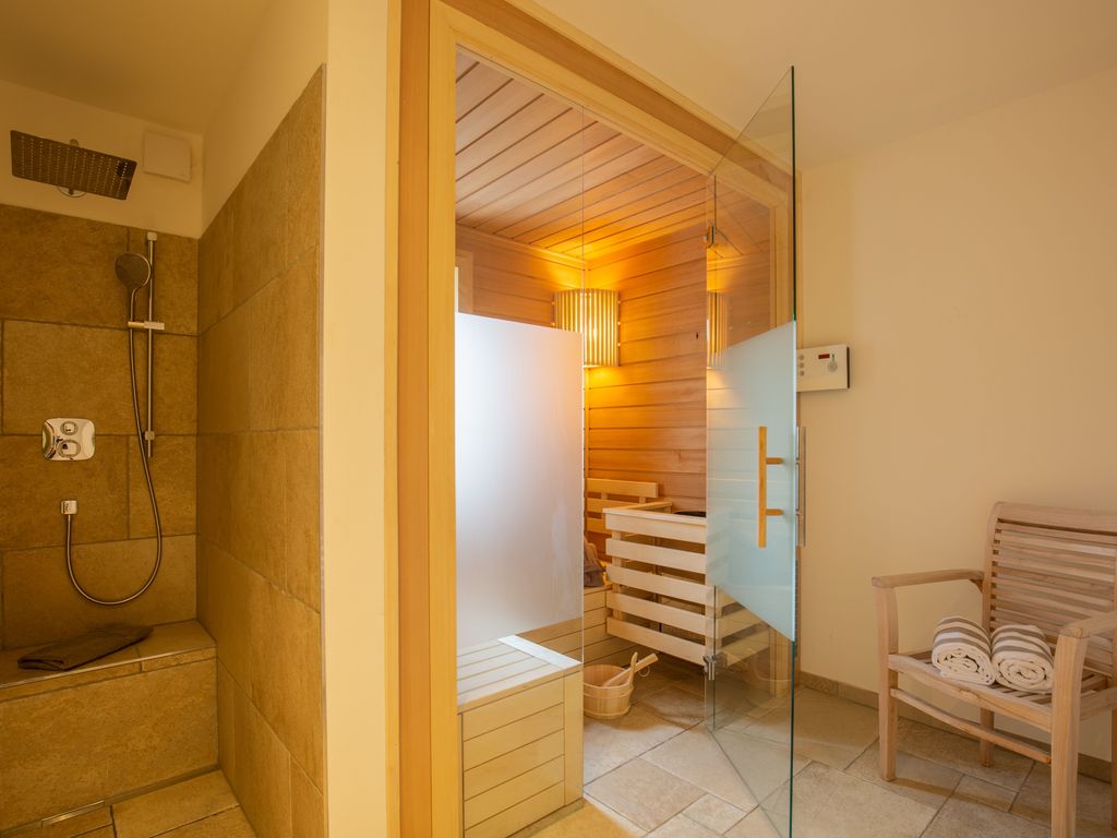 Dusche mit Sitzgelegenheit und Sauna