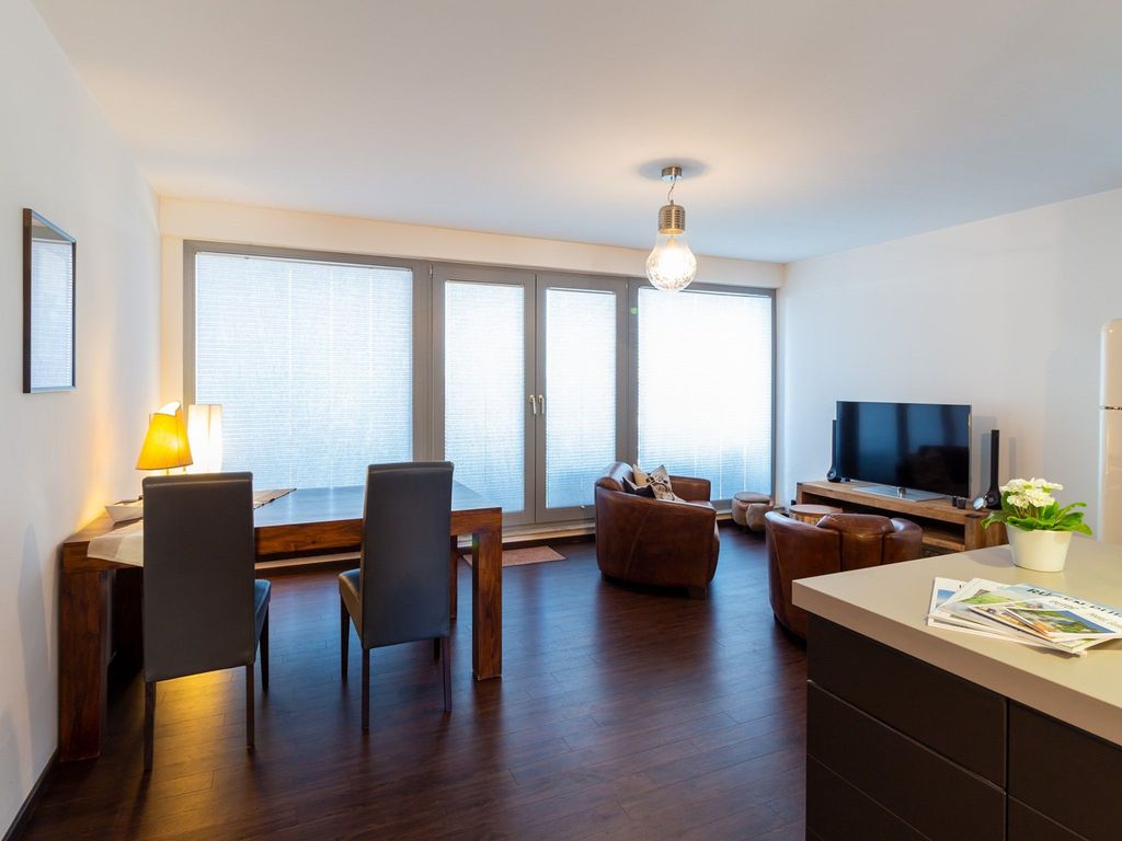 Wohnzimmer mit Ess- und TV-Bereich