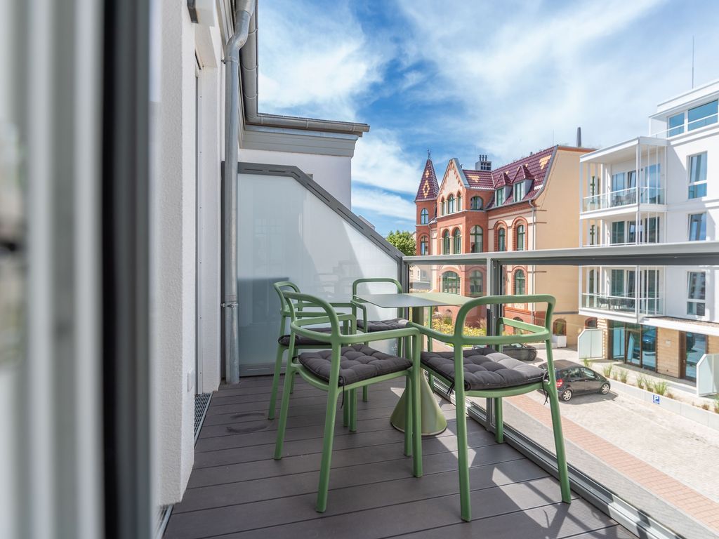 Balkon mit seitlichem Meerblick