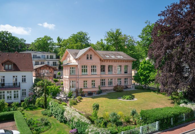 Villa Doctores & Villa Verdandi Heringsdorf: rosafarbene Villa mit großem Gartengrundstück