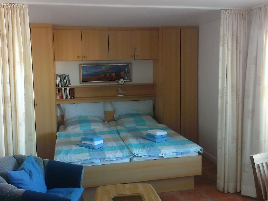 Doppelbett mit Vorhängen vom restlichen. Wohn-/Schlafraum abtrennbar