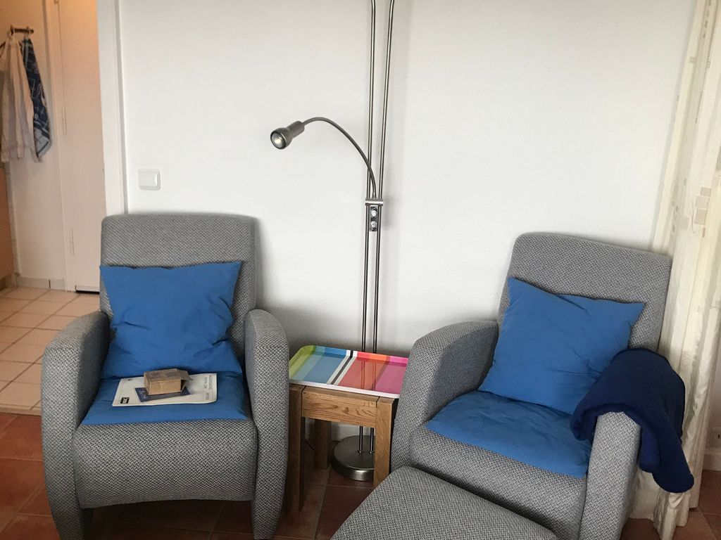 Zwei neue gemütliche Sessel, die zum Ausklingen des Tages bei einer Tasse Tee einladen