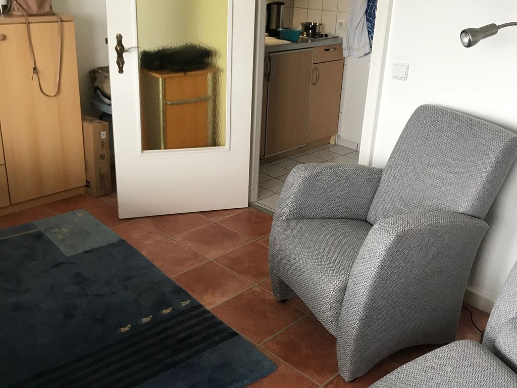 Blick aus dem Wohn-/Schlafraum in den Flur mit Küchenzeile