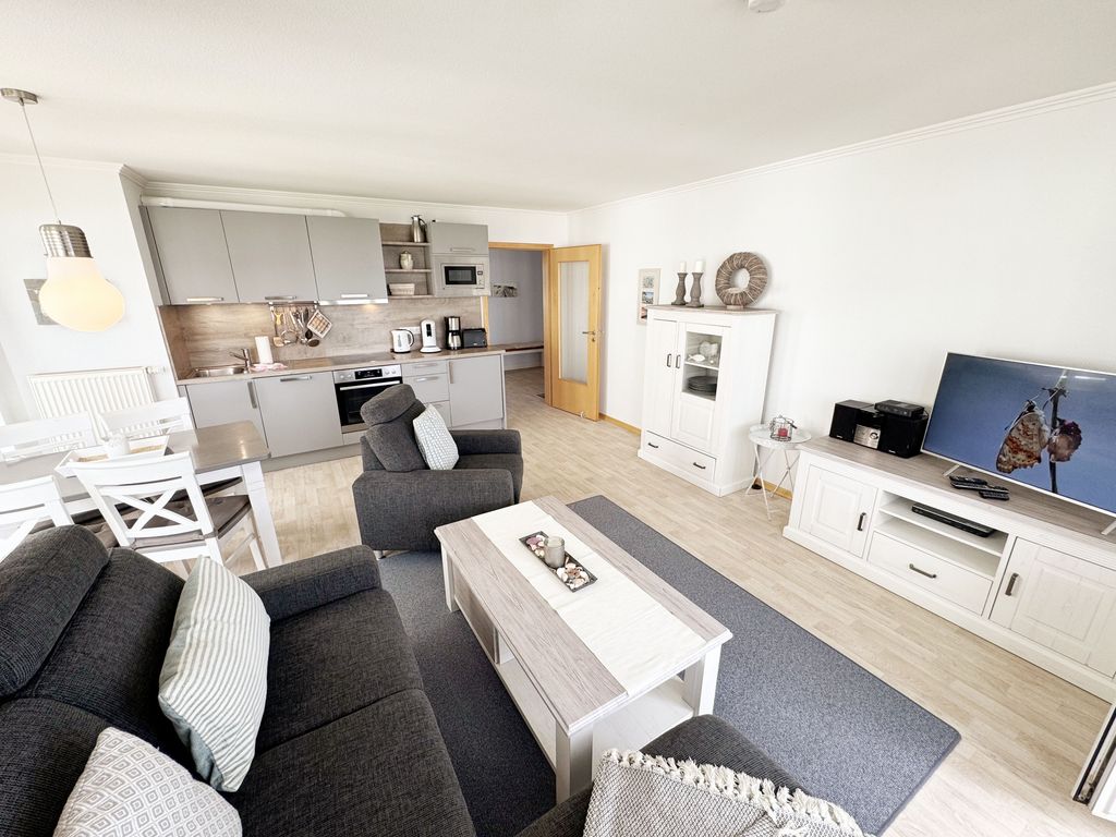 Wohnzimmer mit gemütlicher Couch