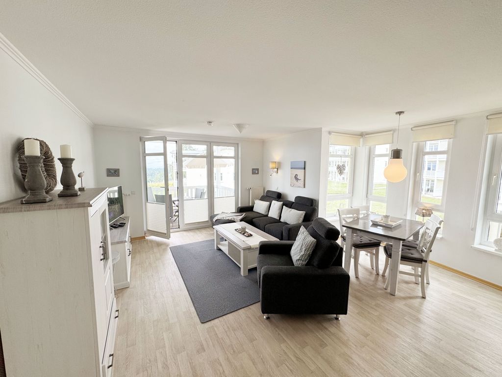 Wohnzimmer mit gemütlicher Couch und Essbereich
