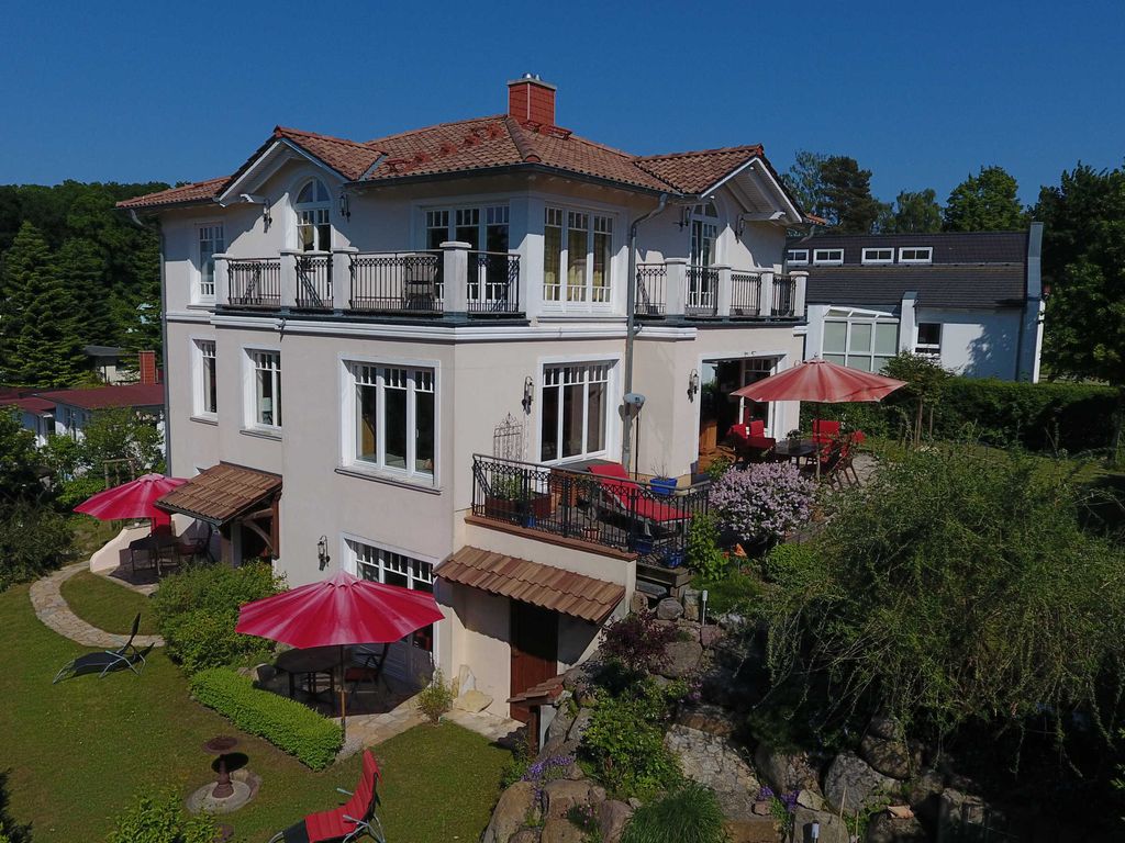 Blick auf die Villa Amelie