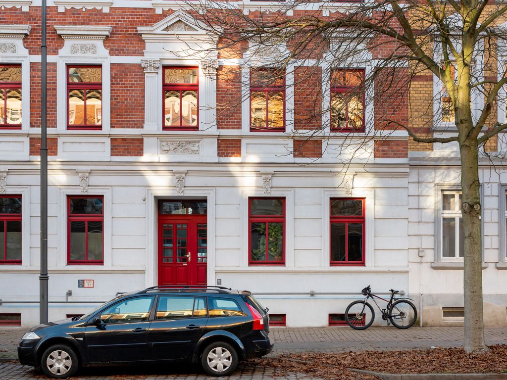 Karl die Große.Ferienwohnung, Hausansicht Karlstraße mit Parkplätzen und Radabstellung tagsüber