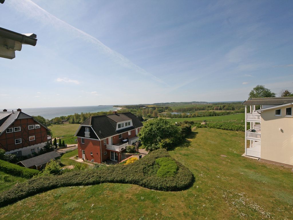 Haus Rügenscher Bodden Göhren – Blick vom Balkon über Wiesen und Dächer bis zur Ostsee