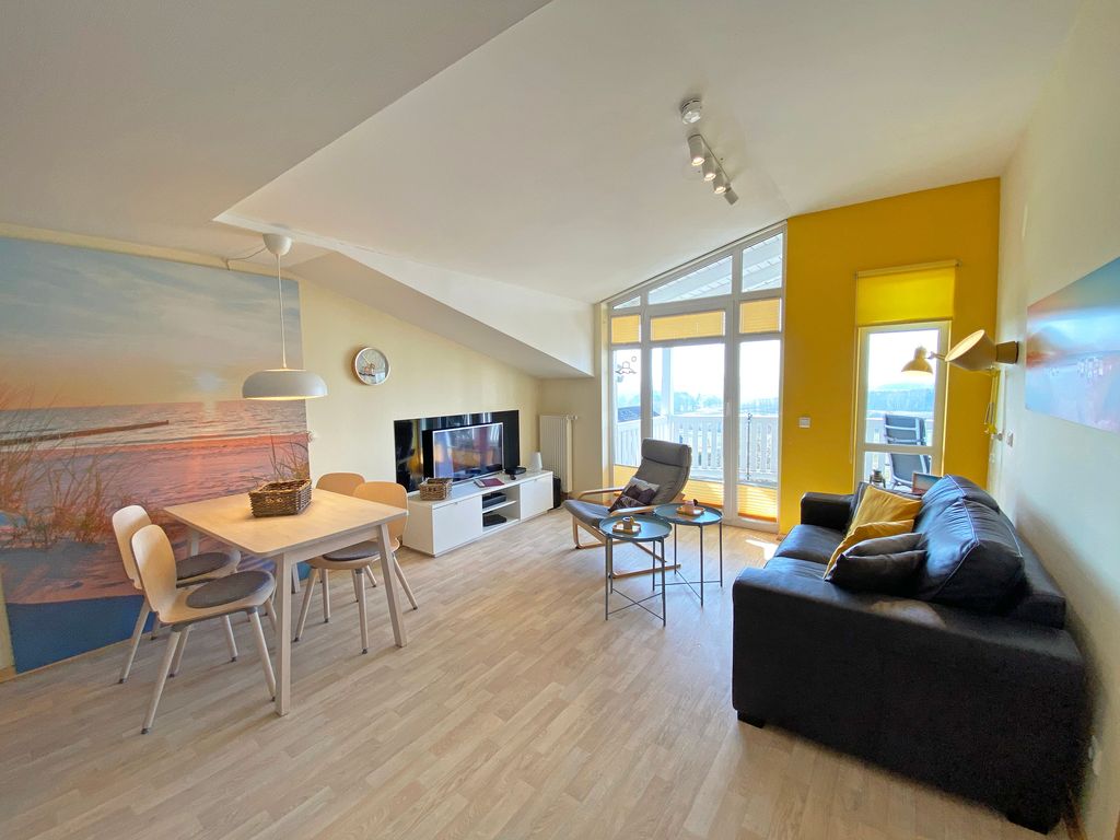 Wohnzimmer mit gemütlicher Couch und Relax Sessel