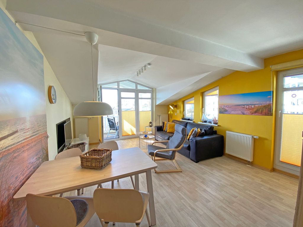 Wohnzimmer mit gemütlicher Couch und Relax Sessel