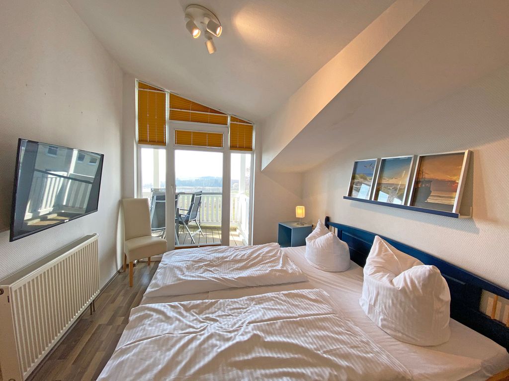 Haus Rügenscher Bodden Göhren – Schlafzimmer unter der Dachschräge mit Zugang zum Balkon