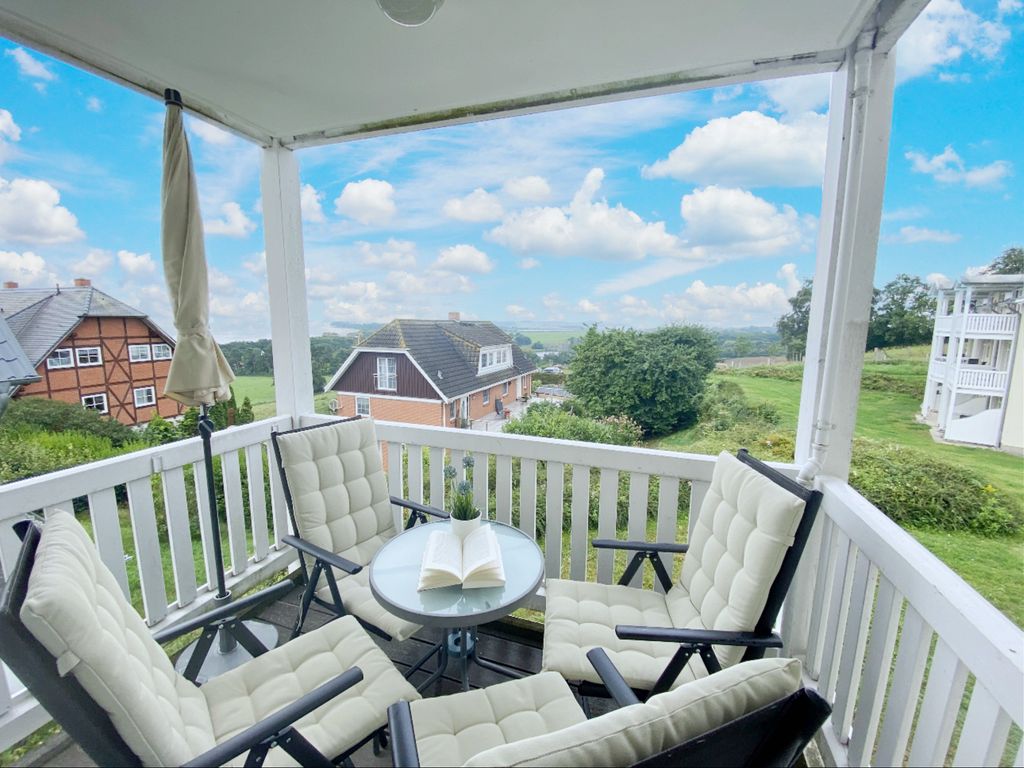 bestuhlter Balkon mit Blick zum Bodden