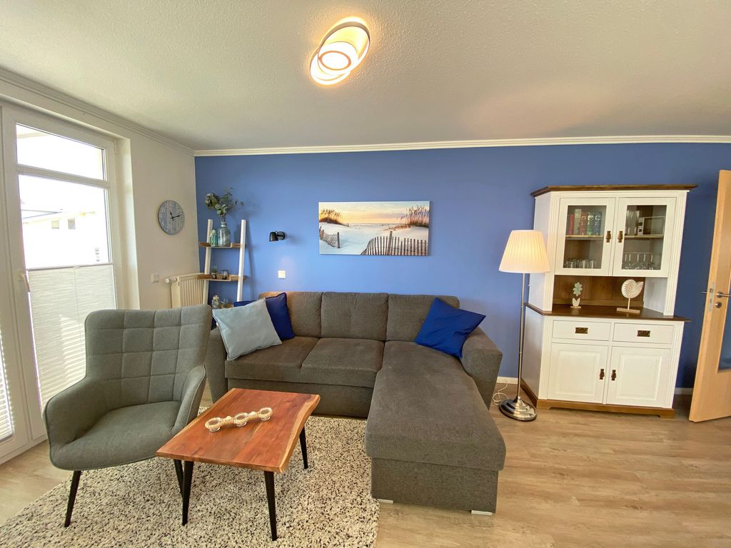 Wohnzimmer mit Eckcouch und Sessel