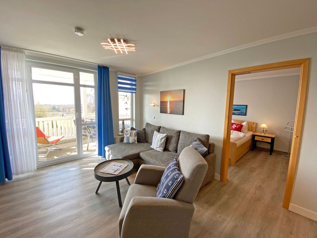 Wohnzimmer mit Blick auf den Balkon