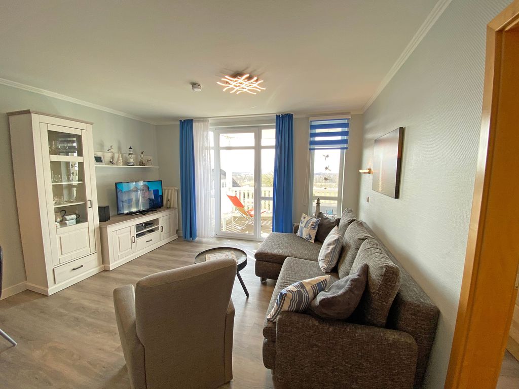 Wohnzimmer mit Couch und Sessel
