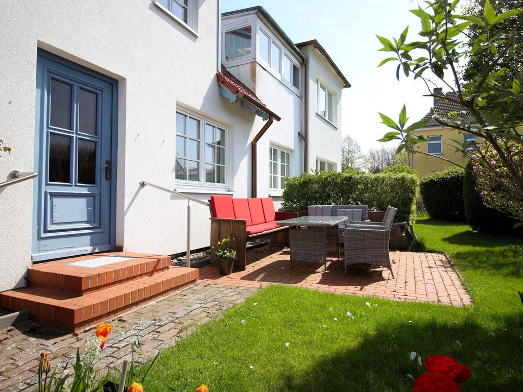 gemütliche Terrasse vor dem Eingangsbereich