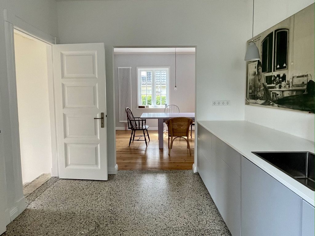 Blick von der Küche ins Esszimmer