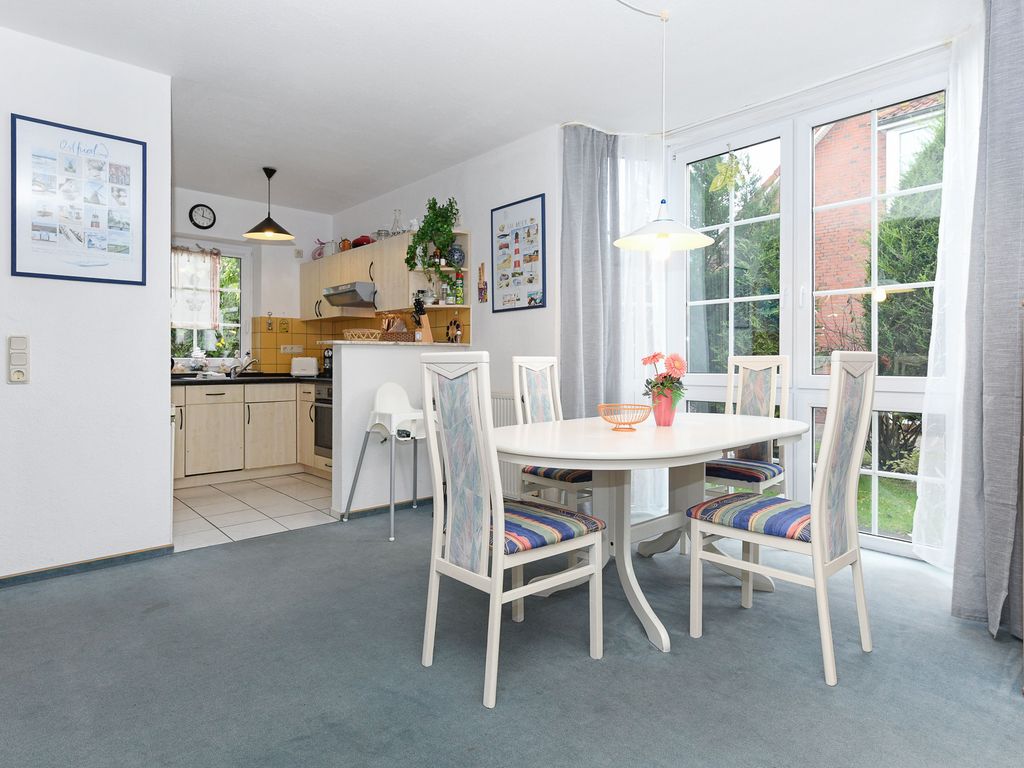 Wohnzimmer mit integriertem Küchenbereich