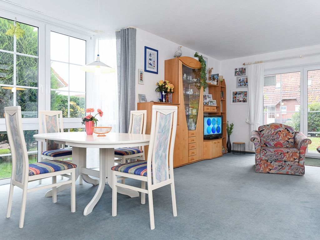 Wohnzimmer mit integriertem Küchenbereich