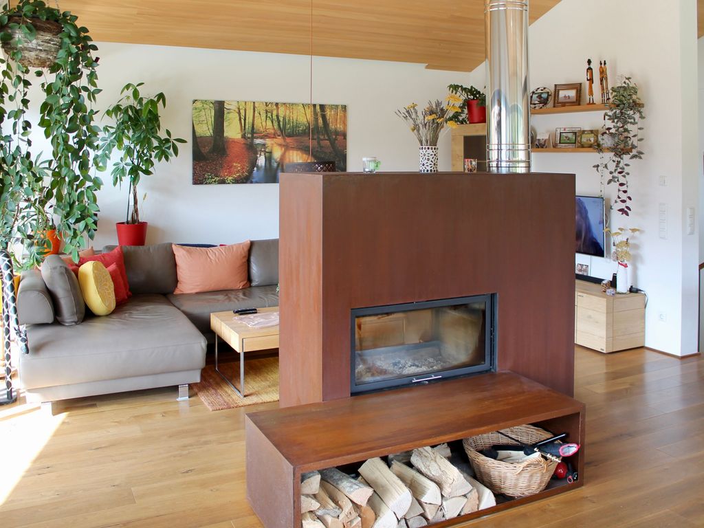 fühle dich wie zuhause...

moderner Holzofen mit 2-Seiten-Glas als Raumtrenner zum gemütlichen Couchbereich