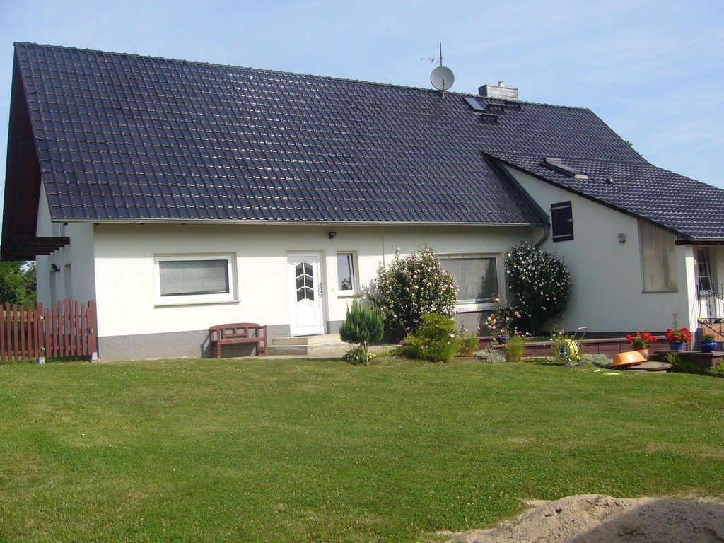Hausansicht Rückseite, Blick auf FeWo und Terrasse
