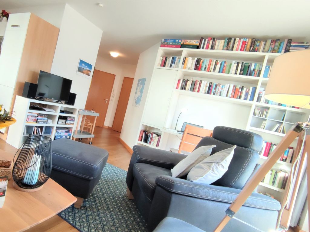 Wohnbereich mit Bibliothek