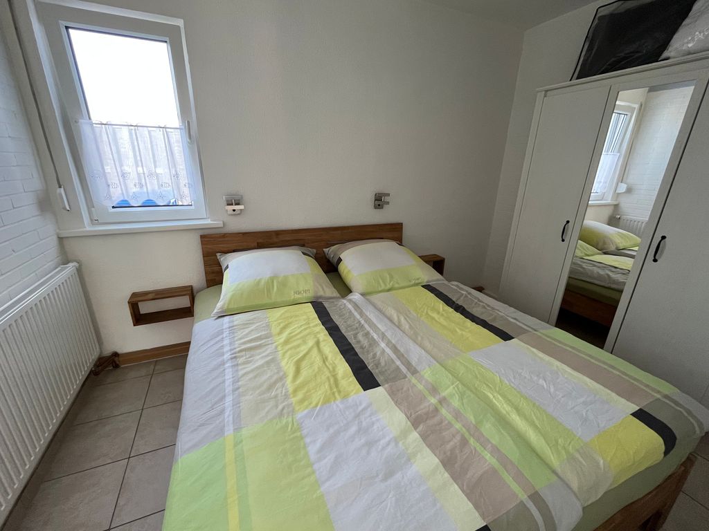 Im Elternschlafzimmer steht ein großes Doppelbett für einen erholsamen Schlaf.