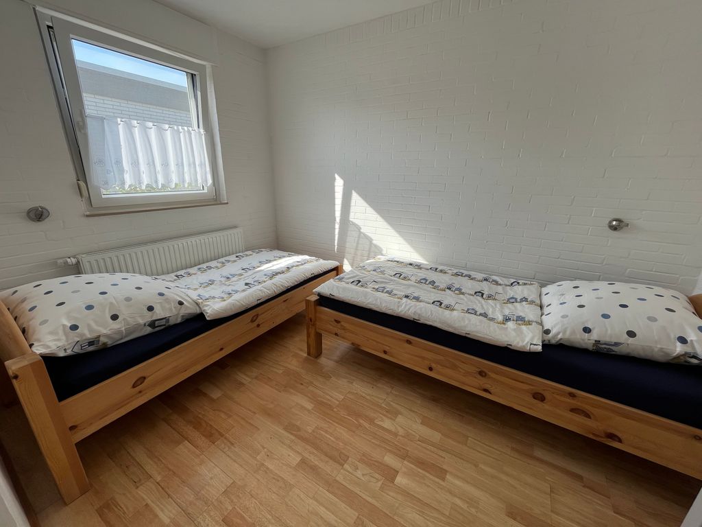 Im Kinderzimmer stehen zwei Einzelbetten.