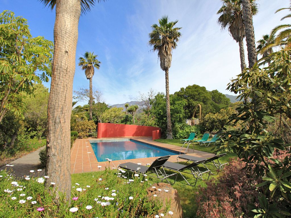 Pool mit Liegewiese