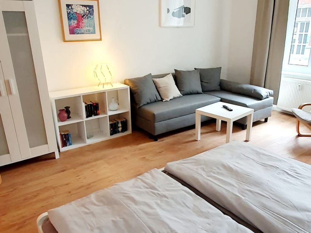 Wohnung Links Kombinierter Wohn - und Schlafraum