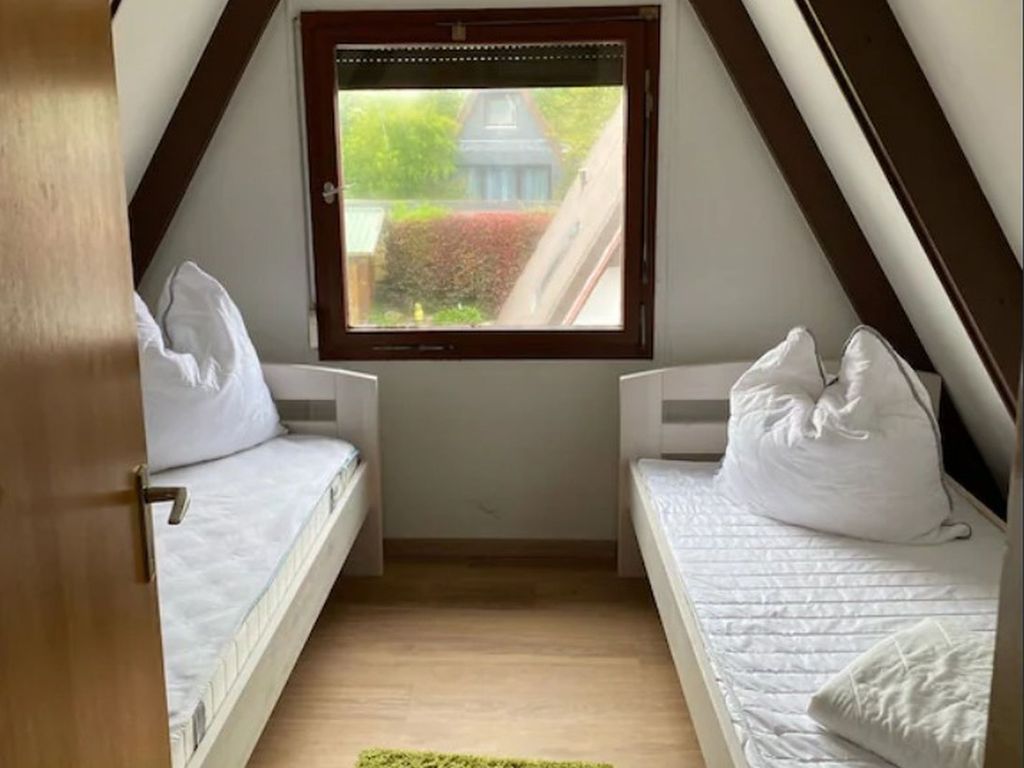 Schlafzimmer mit zwei Einzelbetten
