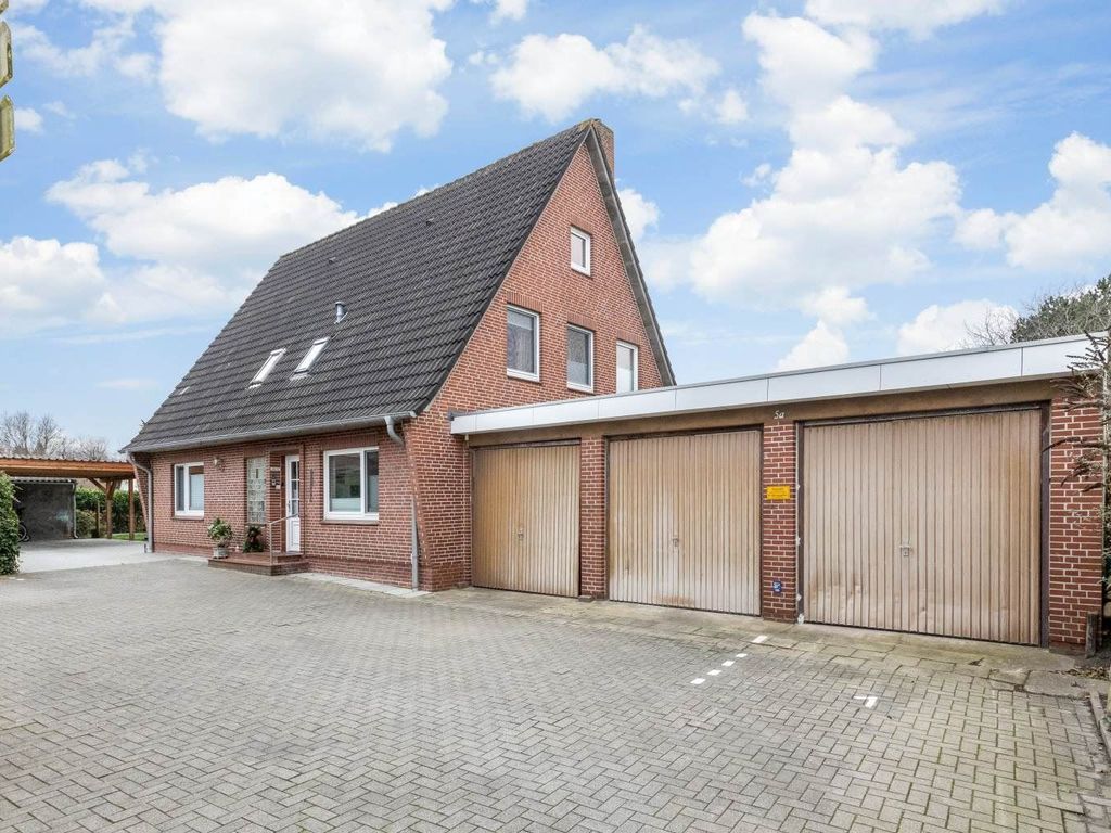 Hinterhof-Parkplätze am Nachbarhaus