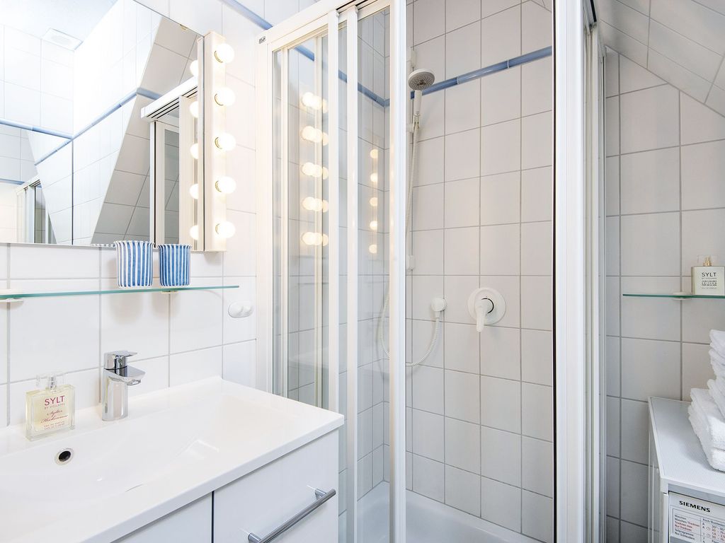 Kleines Duschbad samt Waschtrockner