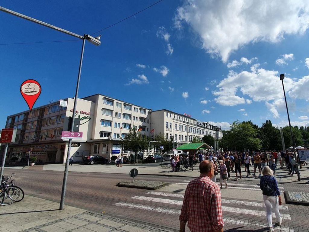 Außenansicht mit Valoisplatz vom Ausgang NordseePassage / Bahnhof