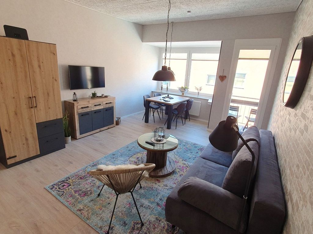Wohnbereich mit Essplatz, SMART-TV und Kleiderschrank