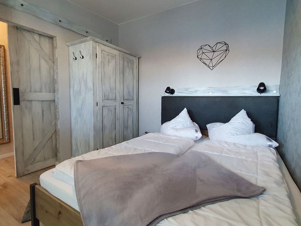 Schlafzimmer mit Doppelbett und Kleiderschrank