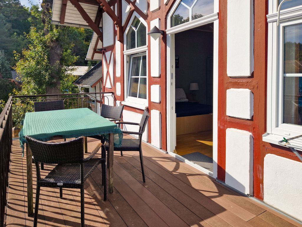 Sonniger Balkon mit Sitzgelegenheiten.