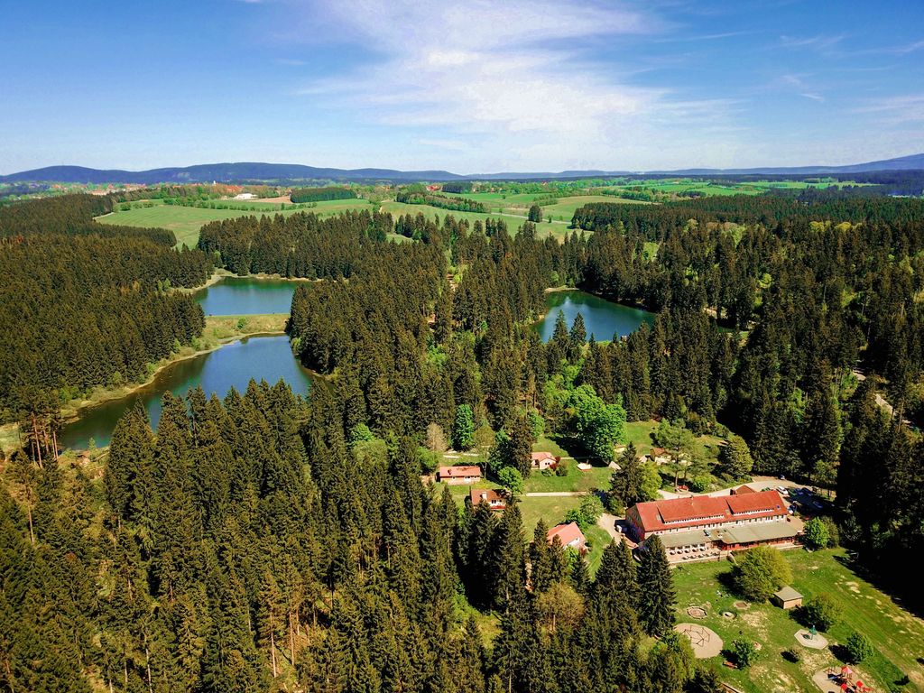 Eine nach Süden offene Lichtung im Nadelwald des Oberharzes beherbergt die Flambacher Mühle. In fast 600 Metern Höhe über dem Meeresspiegel kann man das norddeutsche Mittelgebirgsklima zu jeder Jahreszeit genießen. Direkt an unser Grundstück grenzen Wanderwege, die Sie zu den Schönheiten der Harzregion führen. Gerade an den wärmeren Tagen laden die nur 200 Meter entfernt liegenden, idyllischen Seen zum Baden ein.