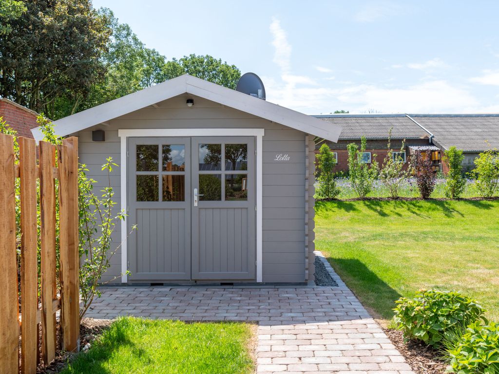 Die Gartenhütte mit Steckdose, zum Laden der E-Bikes