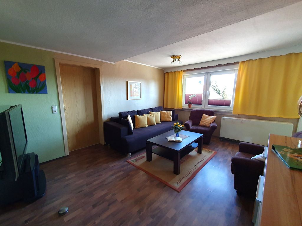 Wohnzimmer mit Couch und TV