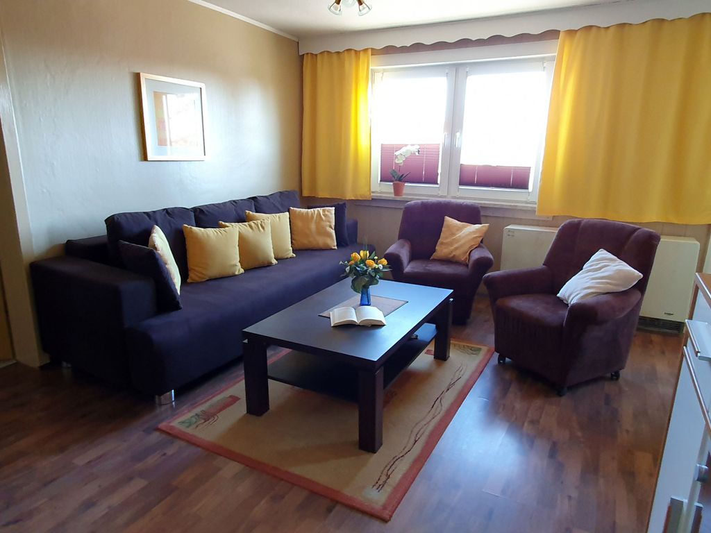 Wohnzimmer mit Couch und TV